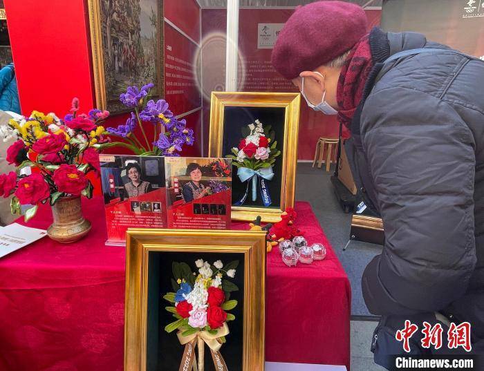 豫园|冬奥热情不减 颁奖花束在上海街头受捧