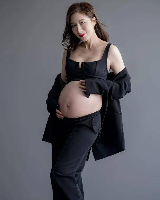 罗子溢|TVB视后首曝光二胎孕照！全黑上阵配性感红唇！