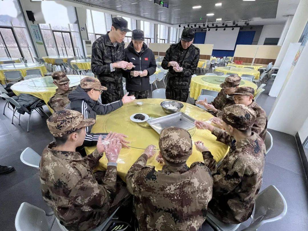 "队员张锦平则直言"这次军训,既增强了我们团队意志,也磨练了我们的