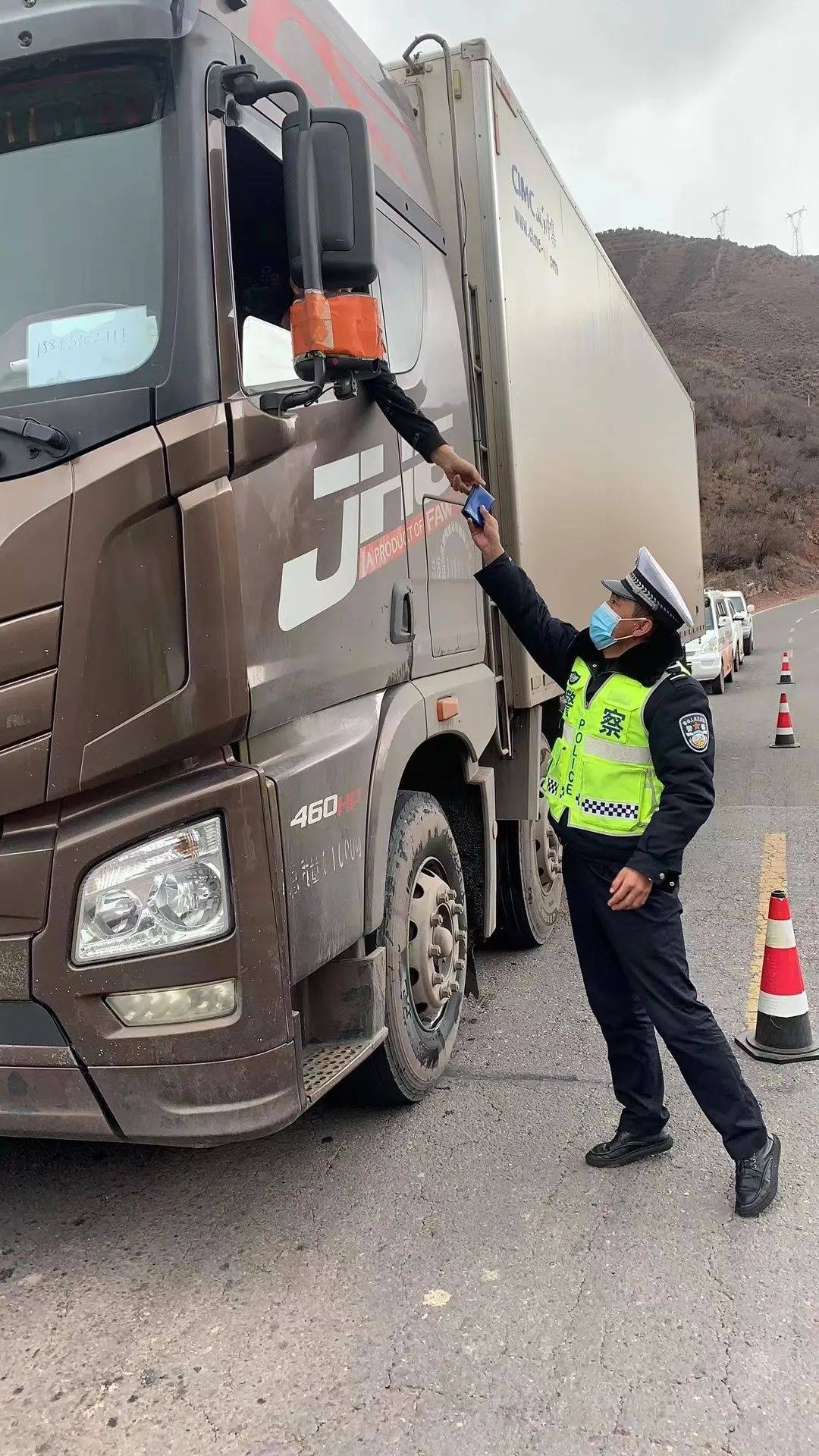 昌都交警持续加强辖区交通安全管理工作