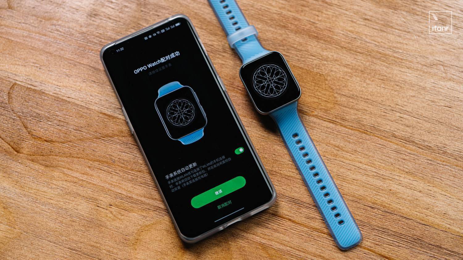 oppowatch2冰川湖蓝图赏新增滑雪模式身披冰墩墩外套的蓝色表带