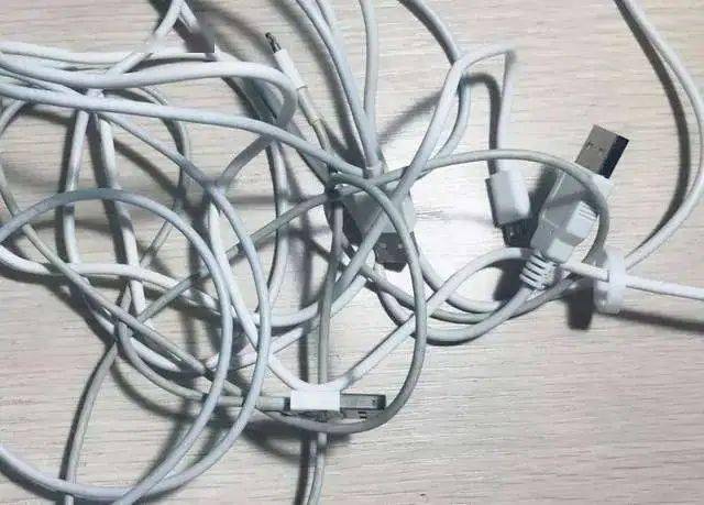 温度保护|容量大充电快 自带数据线