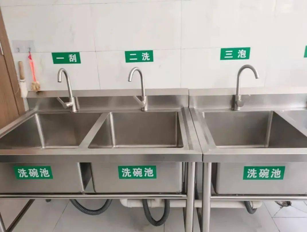 上榜原因:厨房内外环境整洁,原材料,工具及设备按规定储存且摆放整齐