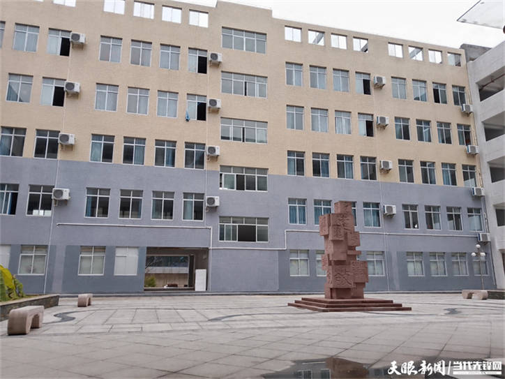 暖心爱心企业向思南中学捐赠空调