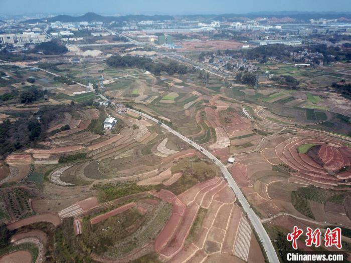 画卷|高空俯瞰南宁市郊一村庄田园美如画