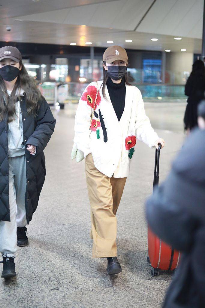 赵今麦抵达虹桥机场穿白底红花开衫显靓丽