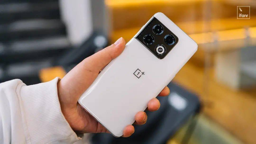 一加 10 Pro 胖达白至尊版图赏，解锁 512GB 的一加旗舰熊猫机