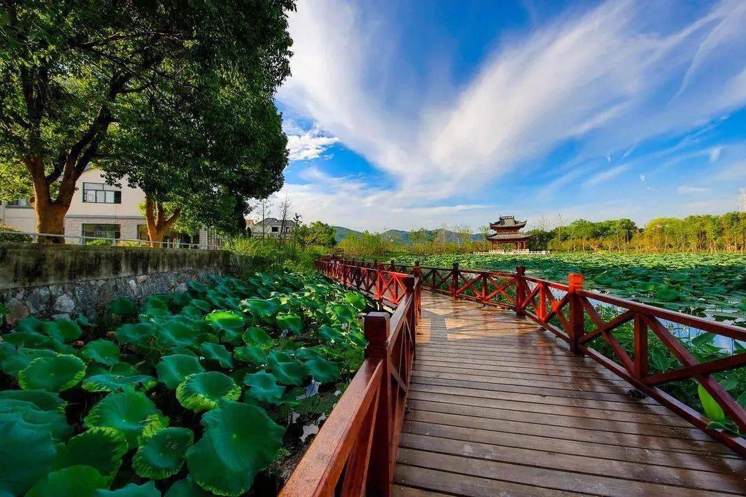 文化或科学价值的历史文化古迹和风景名胜,如瑶山遗址,沈括墓,东明寺