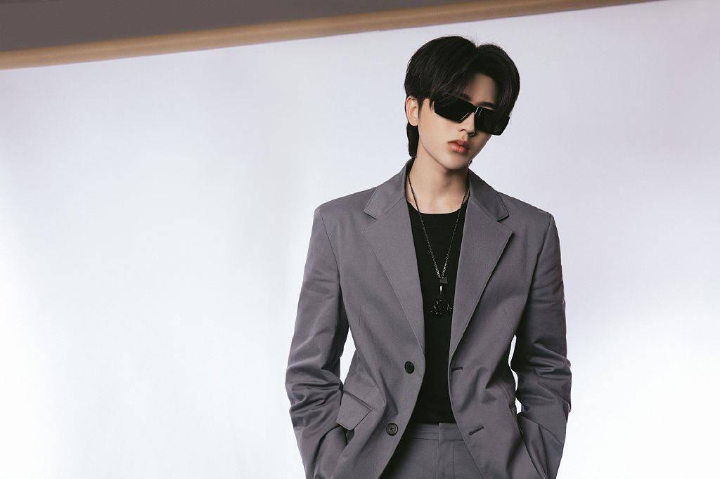 蔡徐坤出席prada2022秋冬放映派对致意时尚先锋传承