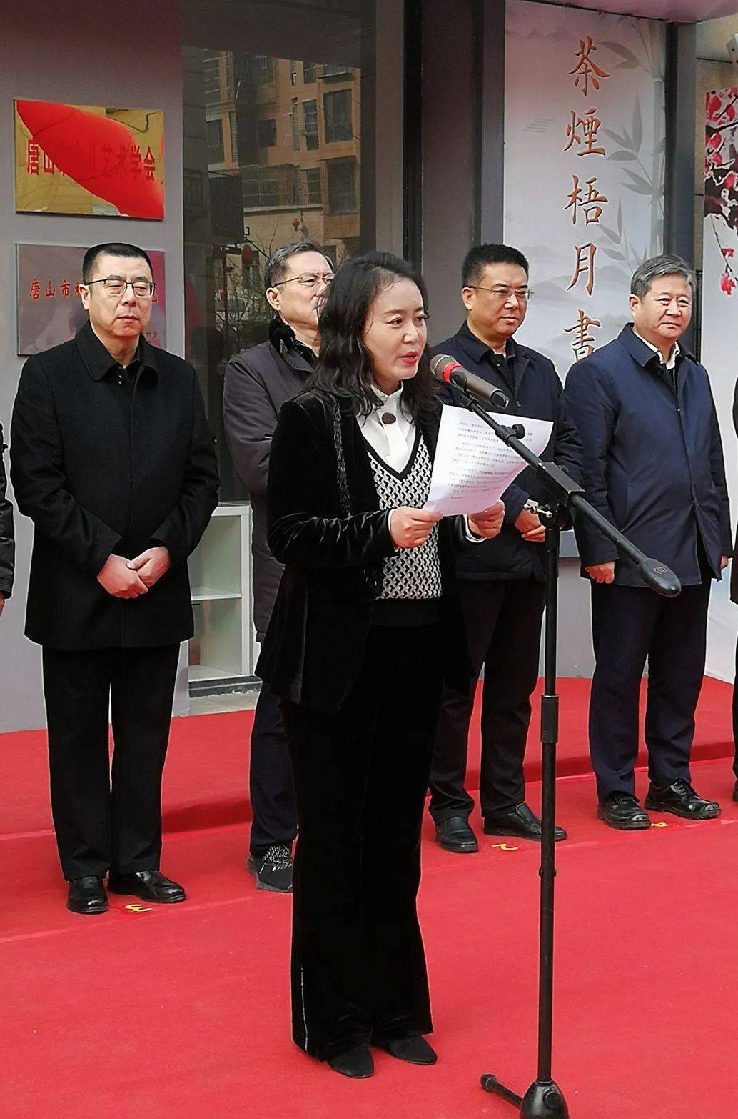 活动现场范社岭和袁宁共同为"民建中央画院河北(唐山)分院"揭牌.