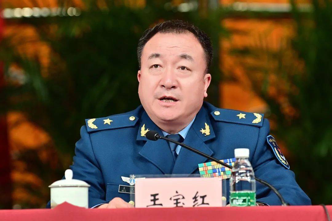 王宝红政委指出,过去一年在空军党委的坚强领导下,全校上下勠力同心