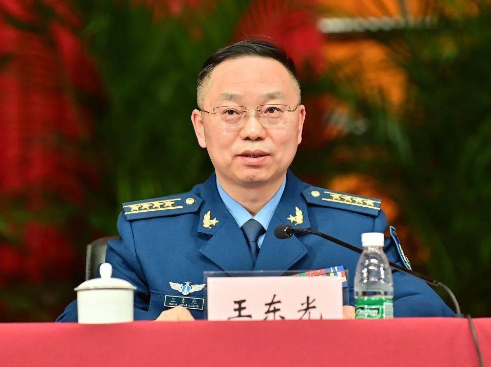 王东光副校长宣读通令通报杨春风副政委宣读通令通报颁奖照片左右滑动