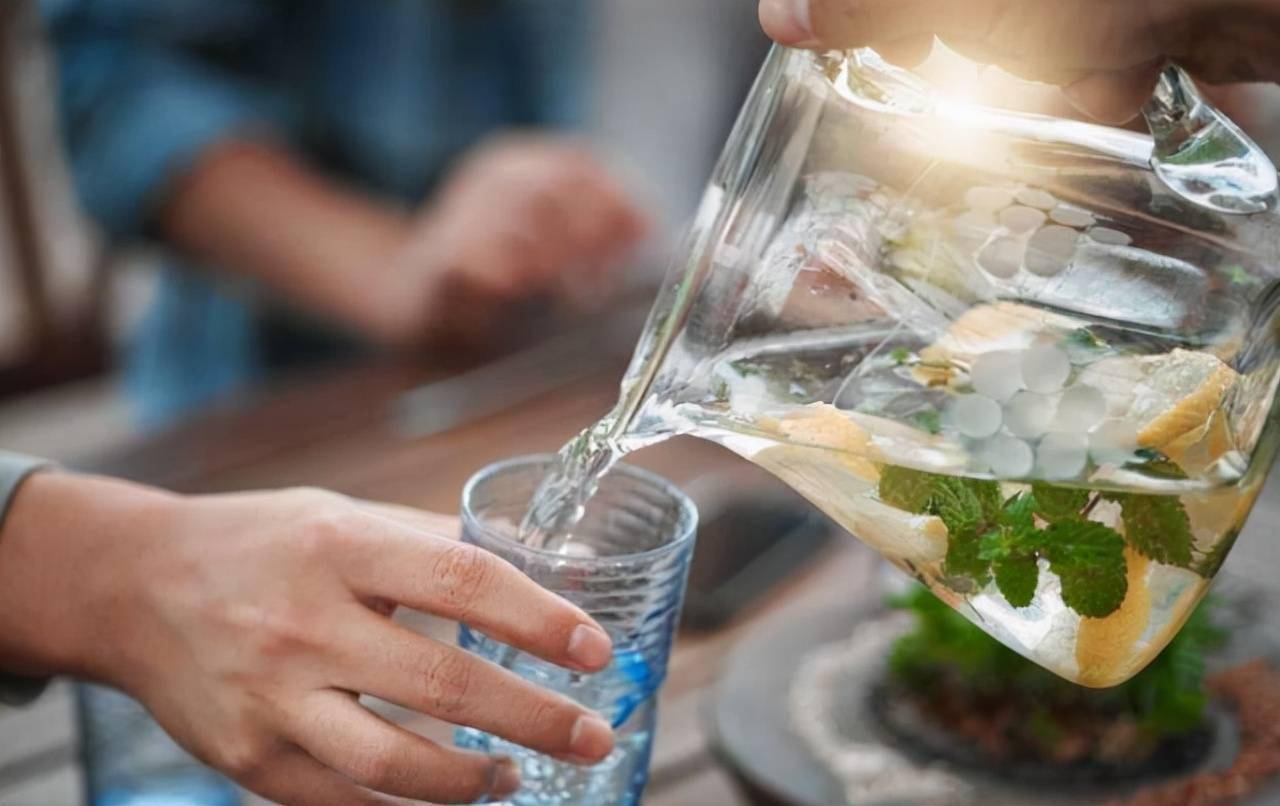 早起喝温水相当于喝细菌吗很多人不明白医生一文讲清楚