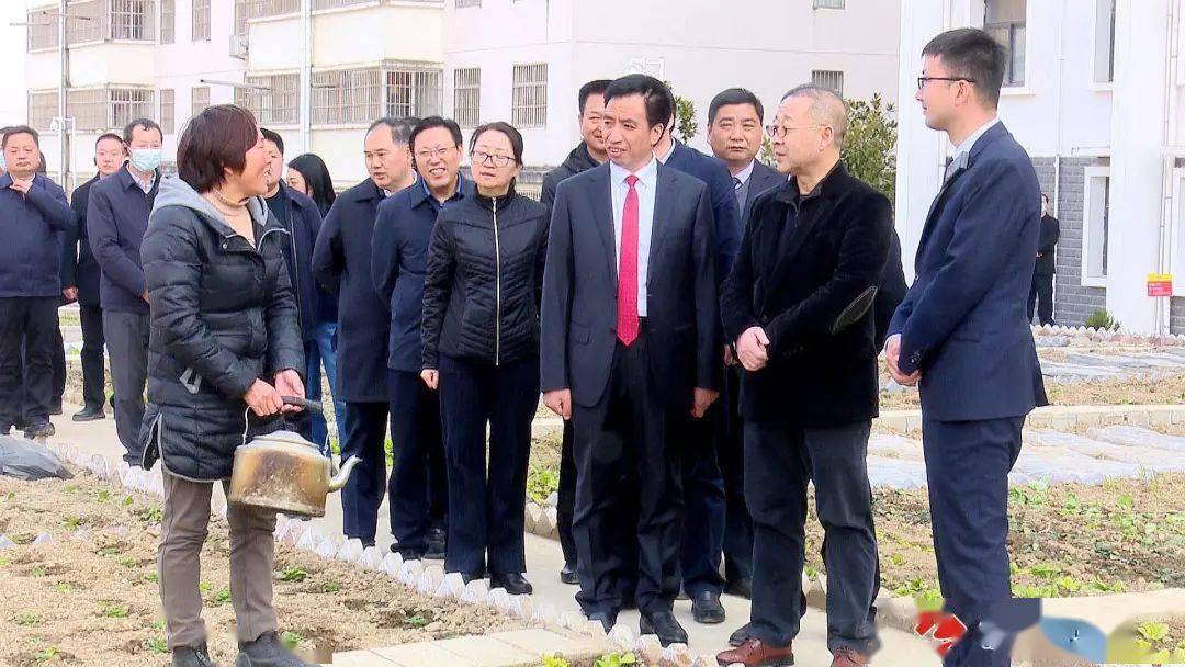 在永樂街辦銀洞灣移民搬遷安置點和雲蓋寺鎮花園小區,與會人員認真