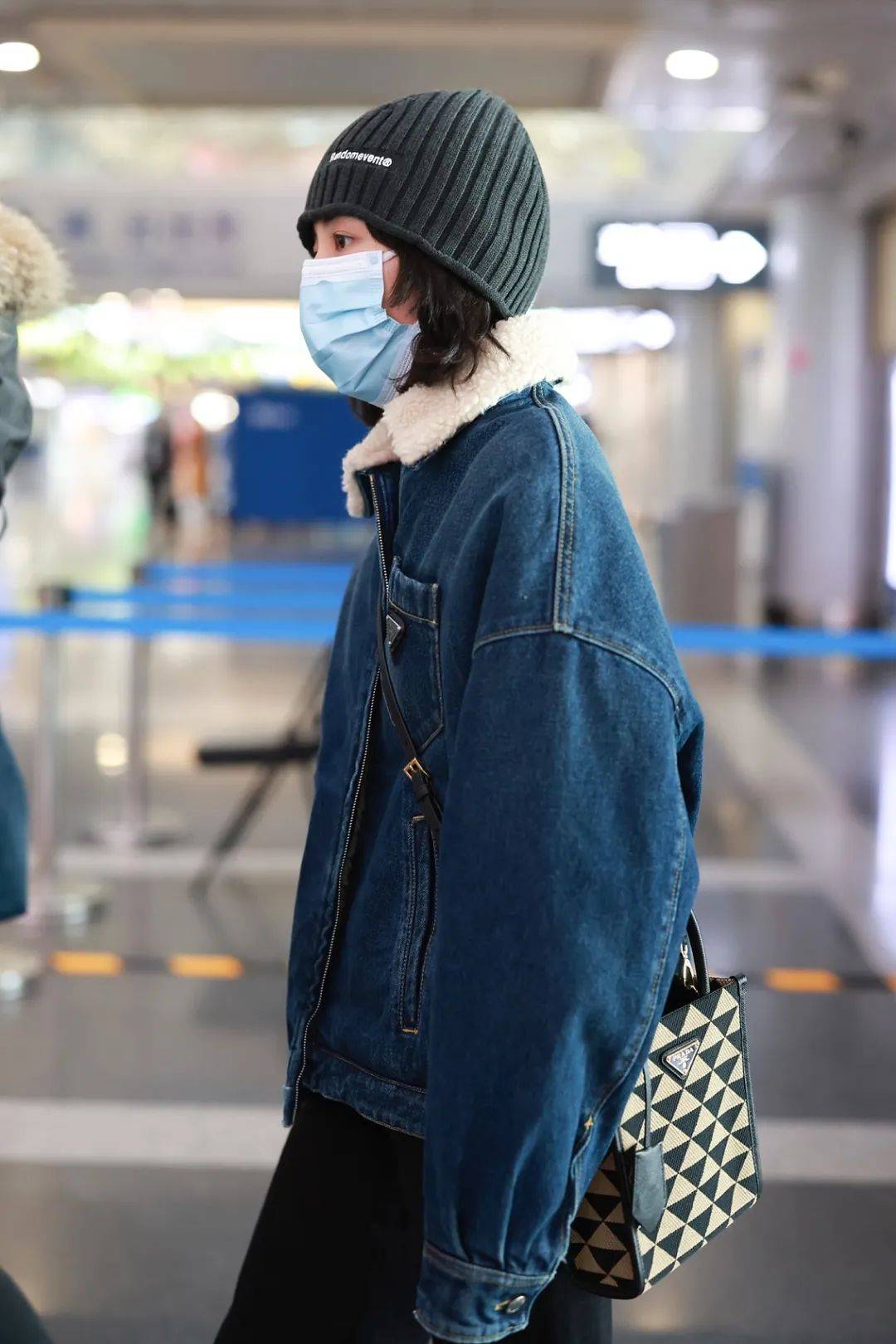 图片 欧洲“平民王妃”世纪同框，刘雯和宋妍霏都回归，张子枫绯闻事件后首现身！【海报街拍】