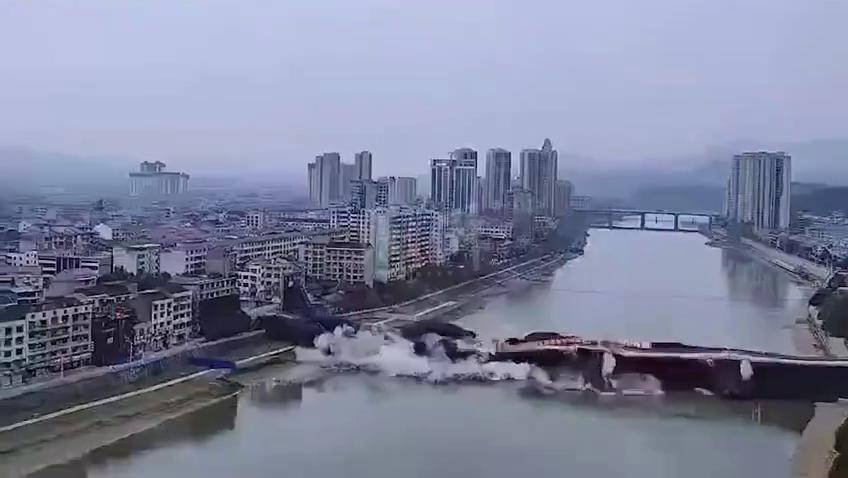 湖南怀化溆浦大桥今日爆破一阵轰隆声后大桥瞬间坍塌