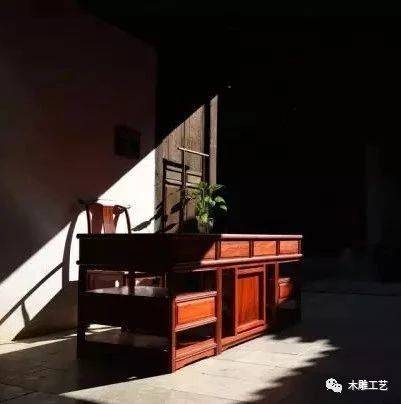 换了几次家具。才知道红木家具是最便宜、最耐看、最牢固的家具。_朋友_哥哥_家私