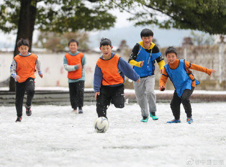 少年|不惧严寒，贵州足球少年雪地撒欢练球技