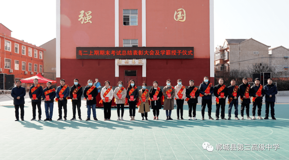 教师代表黄增志发言,他说,老师很在乎学生的成绩是因为只有学生进步了