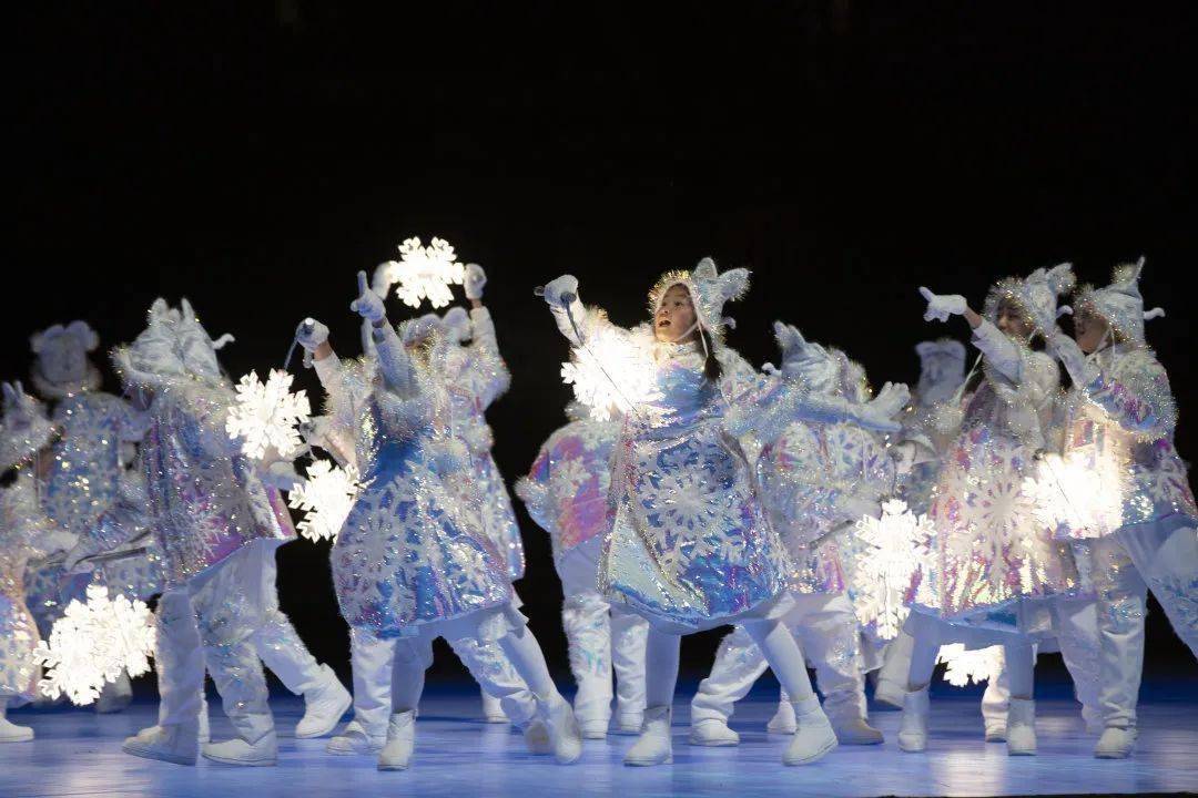 校友筑梦冬奥一朵雪花的中国式浪漫专访北京2022年冬奥会闭幕式服装总