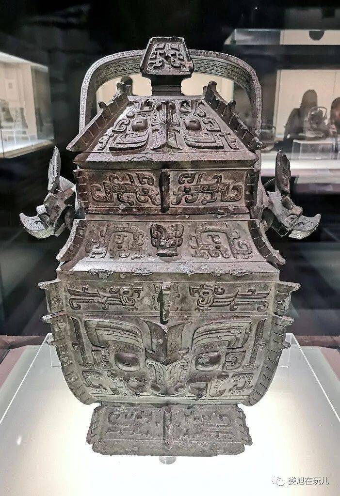 商后期 小臣奚卣卣是盛酒器,据文献记载是盛放一种名为"秬鬯(chàng)"