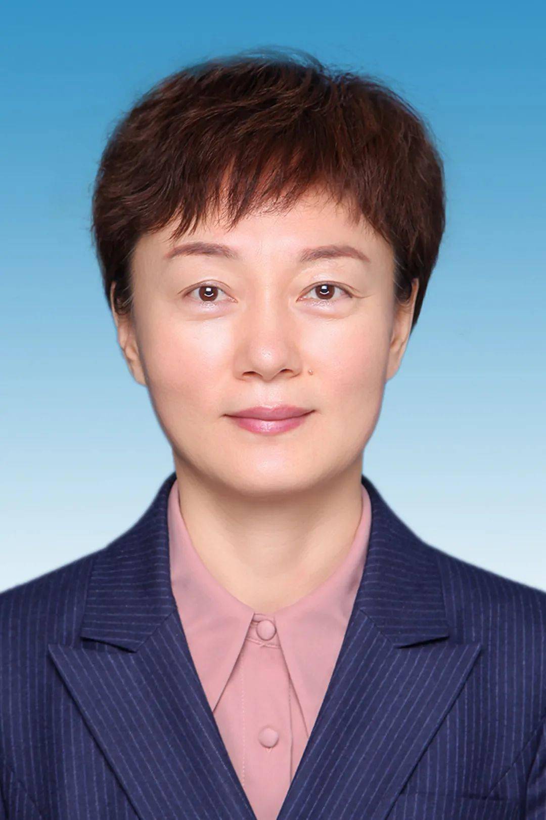 中央党校研究生,中共党员,现任呼伦贝尔市政府党组成员,副市长