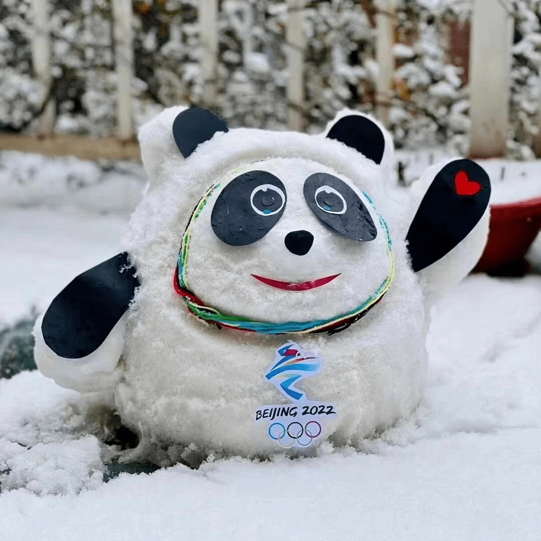 雪人冰墩墩照片图片