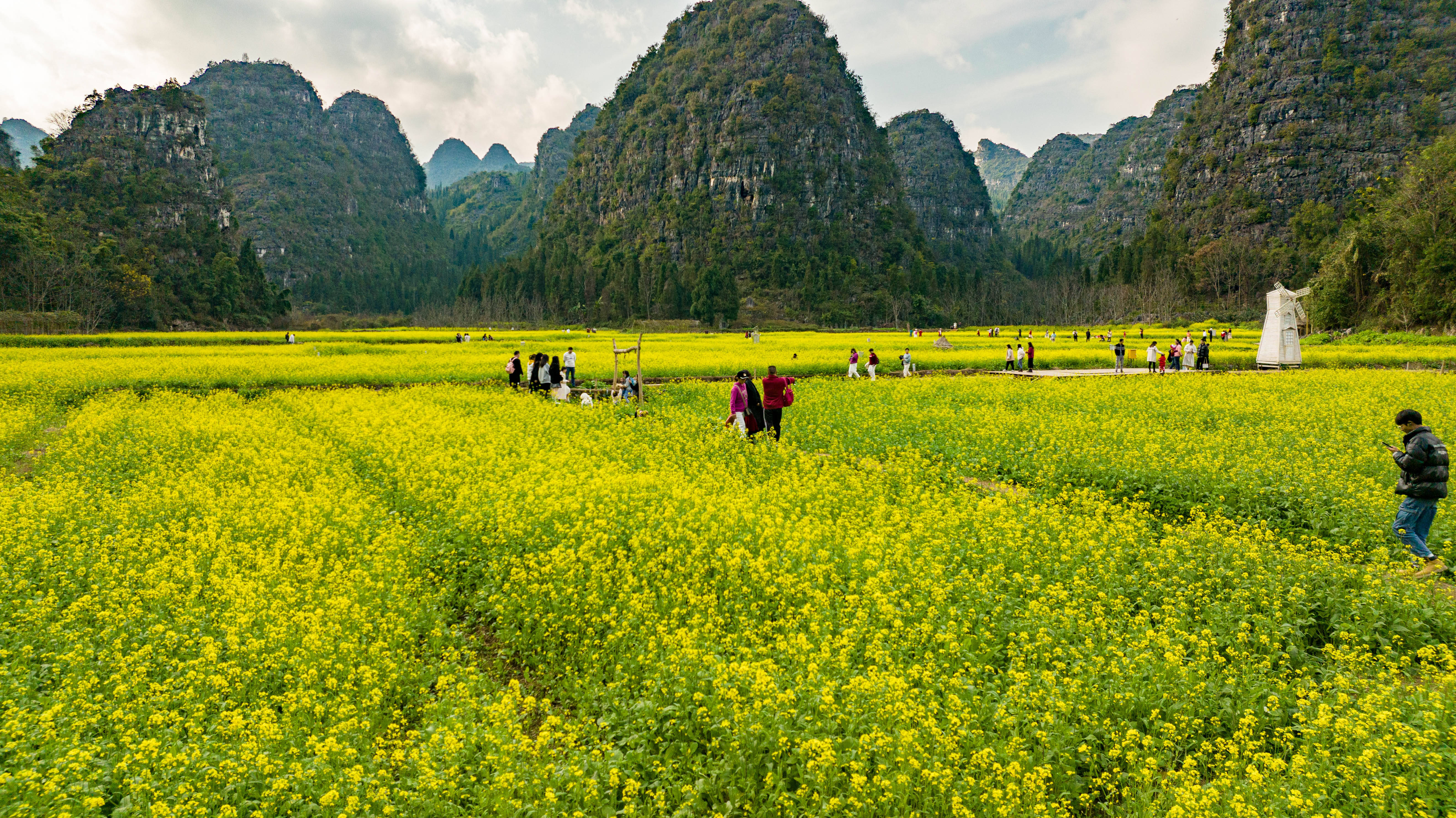 悦景湾,远方的家,等众多精品民宿客栈,都能让人住进万峰林的风景里