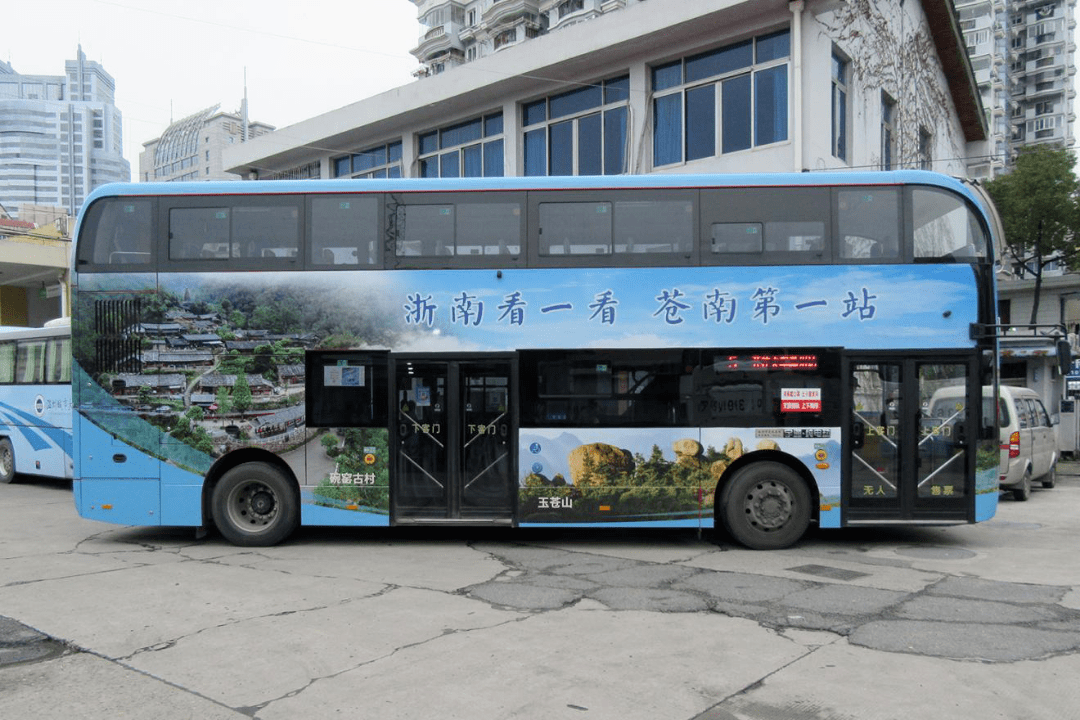 近日,温州市区5路,26路,55路等公交车纷纷换上印有苍南文旅元素的"