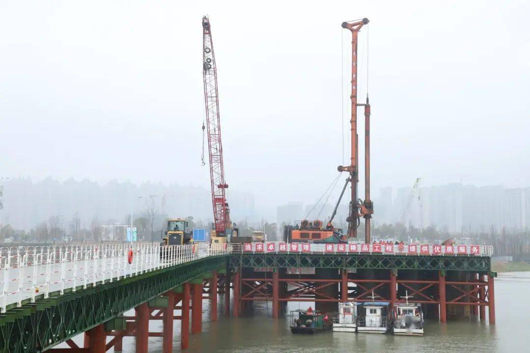 2月25日,在長沙城北部三汊磯大橋往北,長沙興聯路大通道項目主橋正在