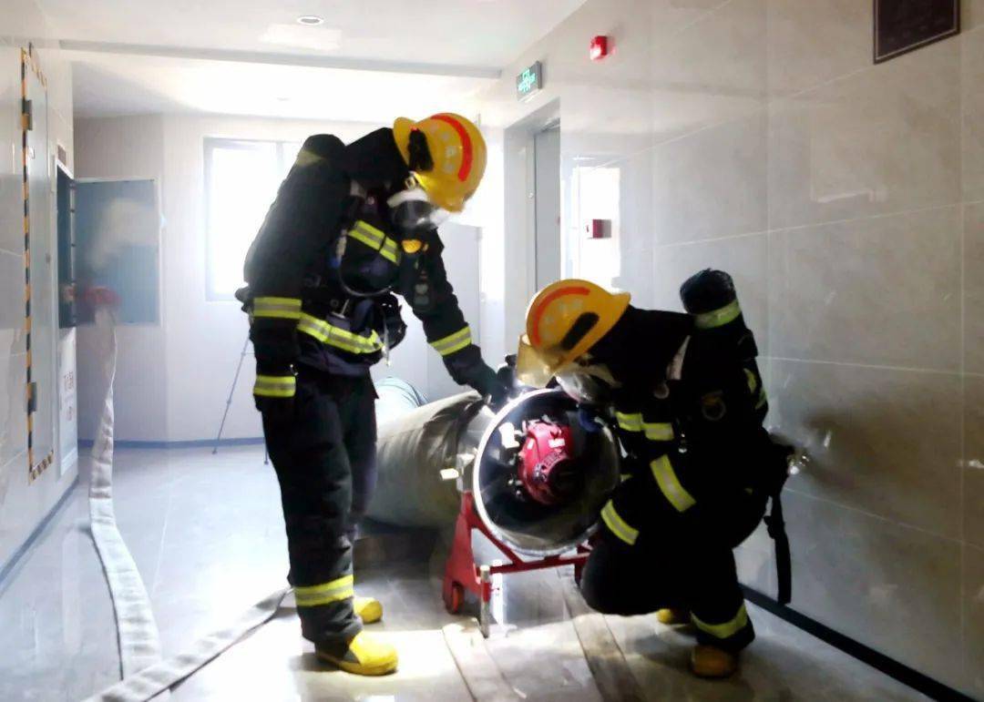 实战淬炼谋打赢岳阳消防组织开展高层建筑灭火救援实战演练