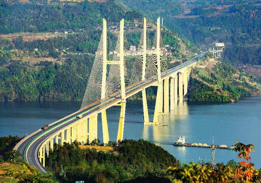 忠县长江二桥(央广网发 徐华权摄)建设3条高速:围绕"两纵三横一联线