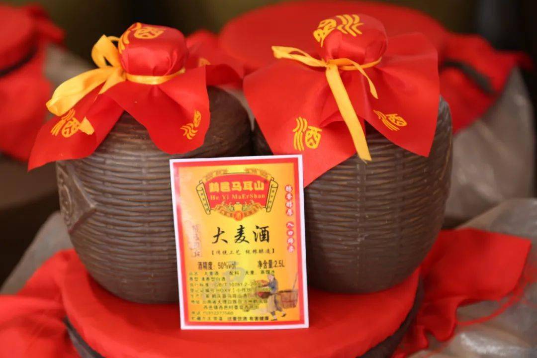 对鹤庆火腿,猪肝鲊,米糕,乾酒等特色美食和传统八大碗,三滴水宴进行了