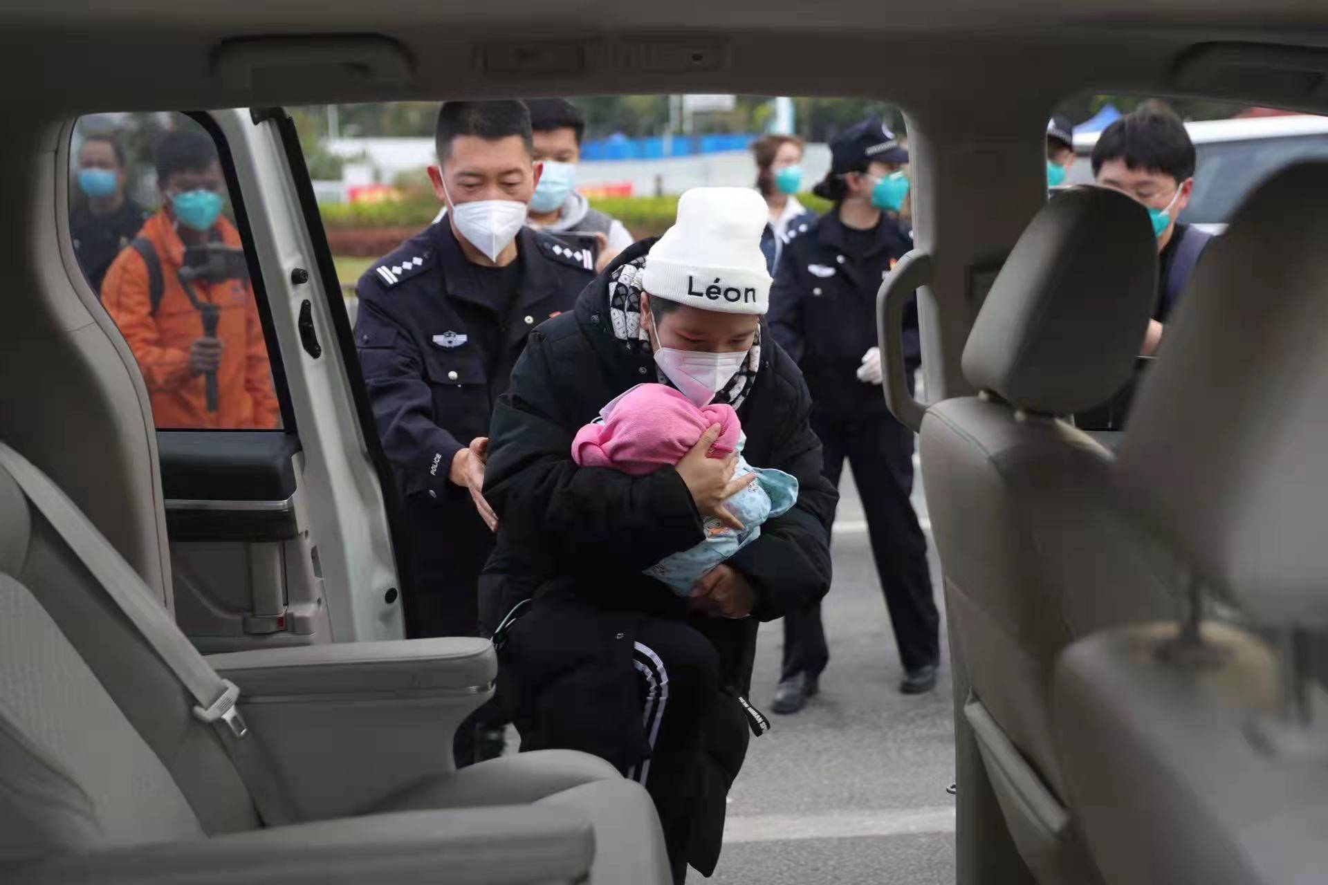 东莞疫情防控演绎人间真情,警医携手送新生儿回家_王先生_婴儿_韩艳伟