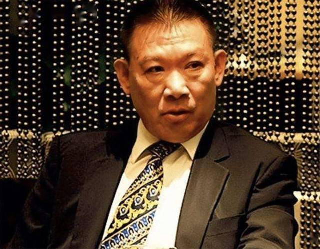 澳门"街市伟"身家百亿,跟大姐大谈恋爱,晚年却发现儿女非亲生