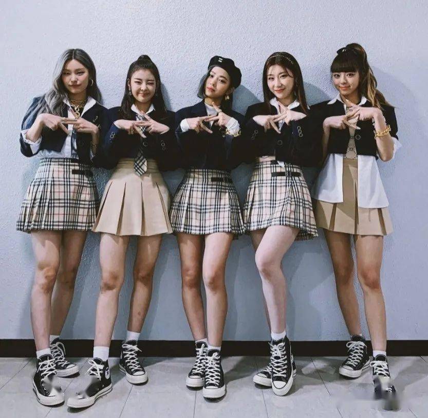 她成最强小三报纸做礼服女团爱豆应援广告被撤下抄袭师姐手势这个女团