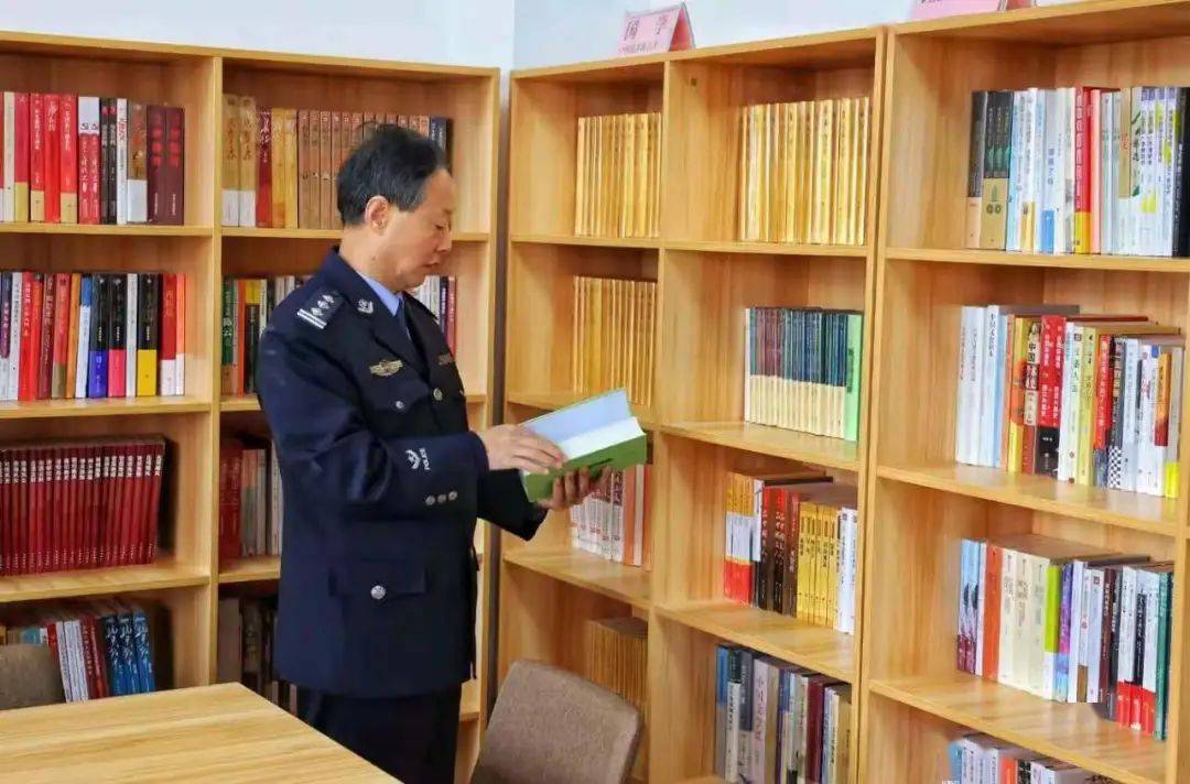 陈旭赤土诗坛67三月致敬警花