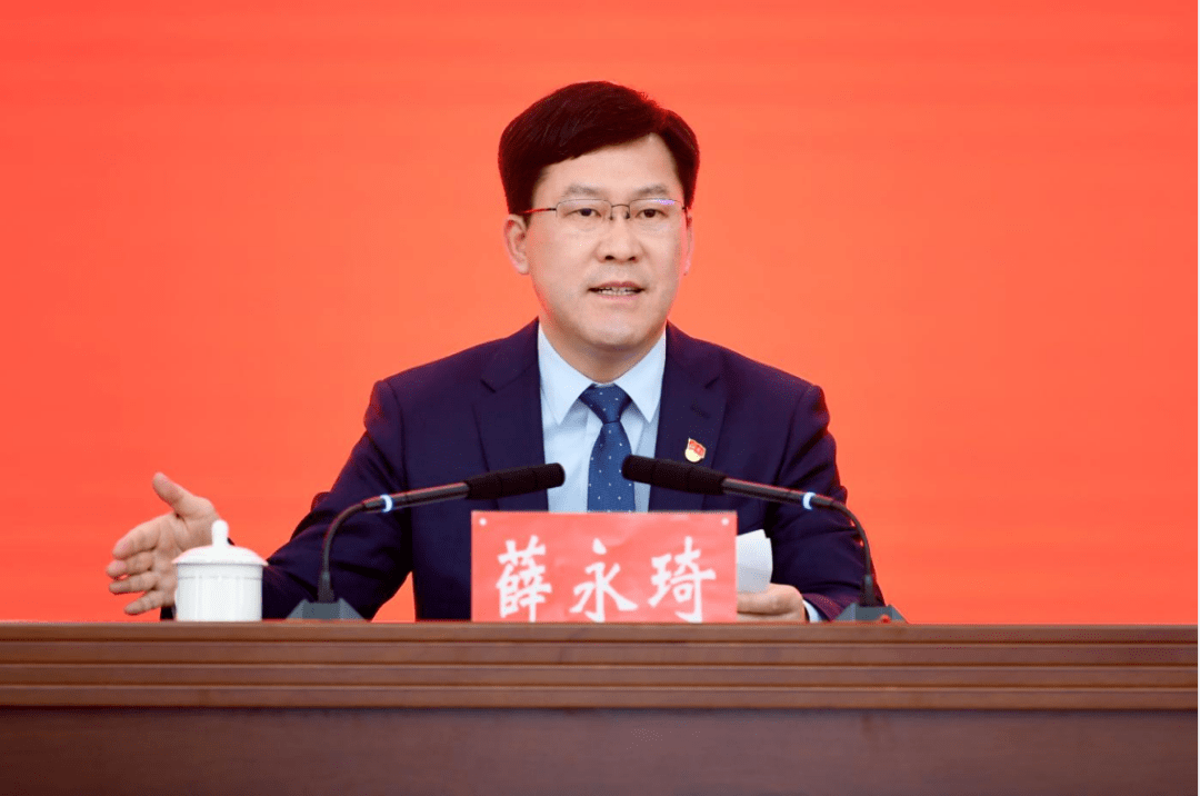 会上,王云传达了市政府工作报告精神,李永林传达了市五届人大一次会议