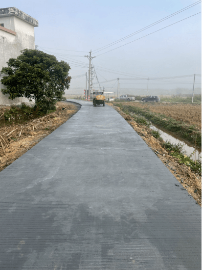 共建共管共享"原则,以"村自筹,镇补助"的方式,加快推进农村道路拓宽