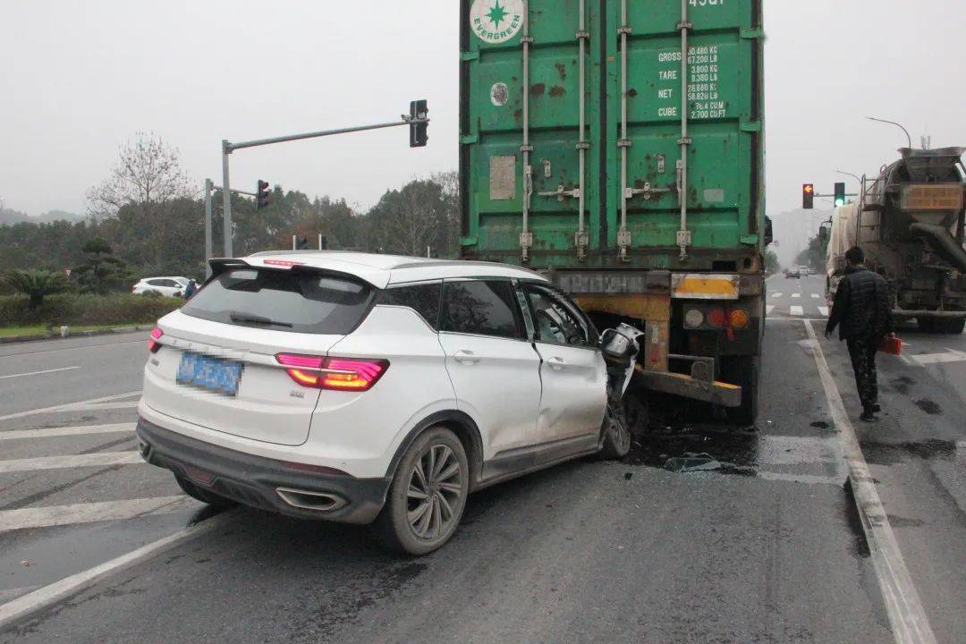 丽水一路口发生追尾!轿车车头直接没了