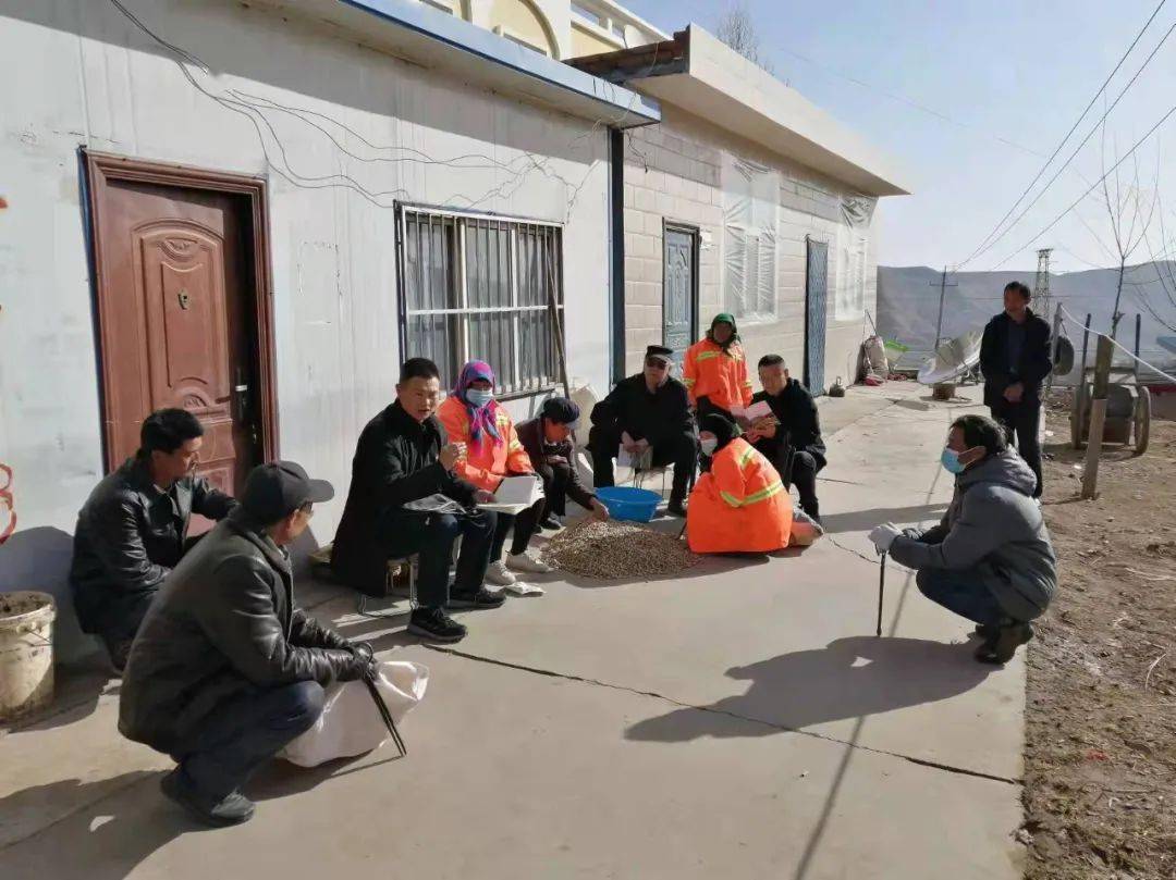 基层动态民和县甘沟乡党员干部齐下乡一号文件入人心