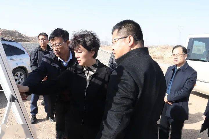 在强湾沟防洪治理二期项目现场,张莉指出,绿和水是白银区最大的生态