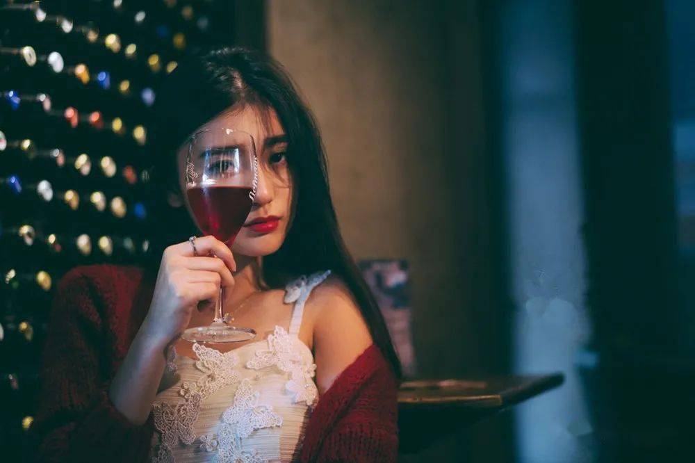 泪蛋蛋掉在酒杯杯里当下走红网络陕北民歌抖音神曲让人沉醉众多当红