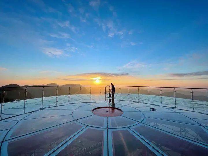 关注昂起龙头奔向一流张家界加快建设世界一流旅游目的地