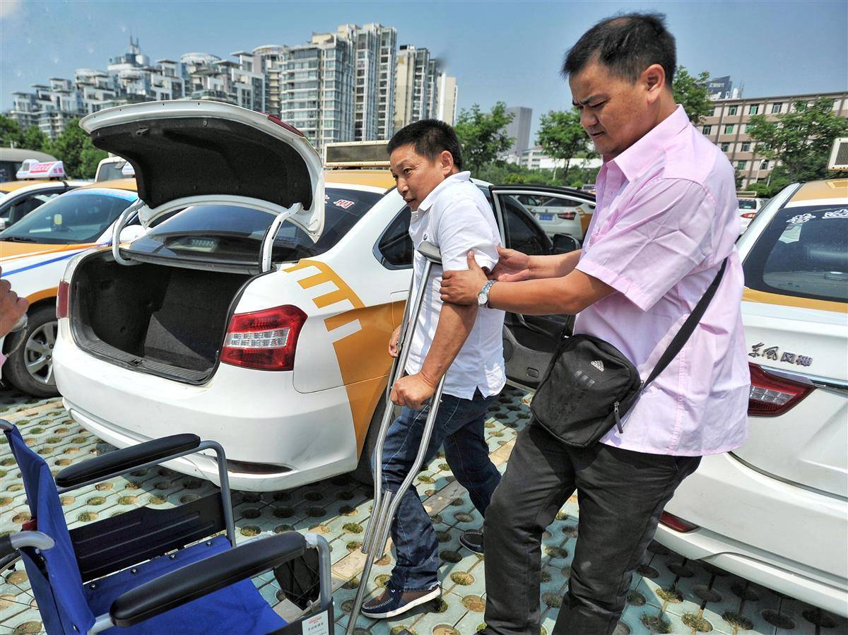 十余年接力践行奉献精神,这个雷锋车队在武汉驶出文明厚度_张国贤