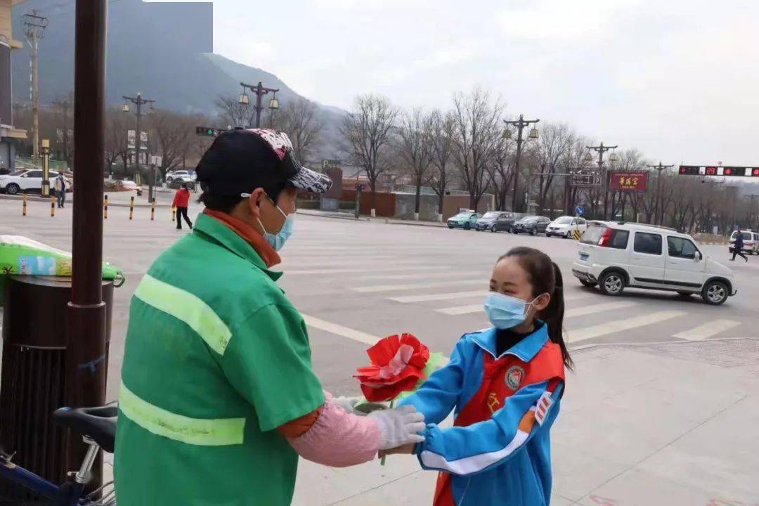 三月春风暖 雷锋伴你行 | 临潼区华清小学志愿服务活动温暖来袭~_少先