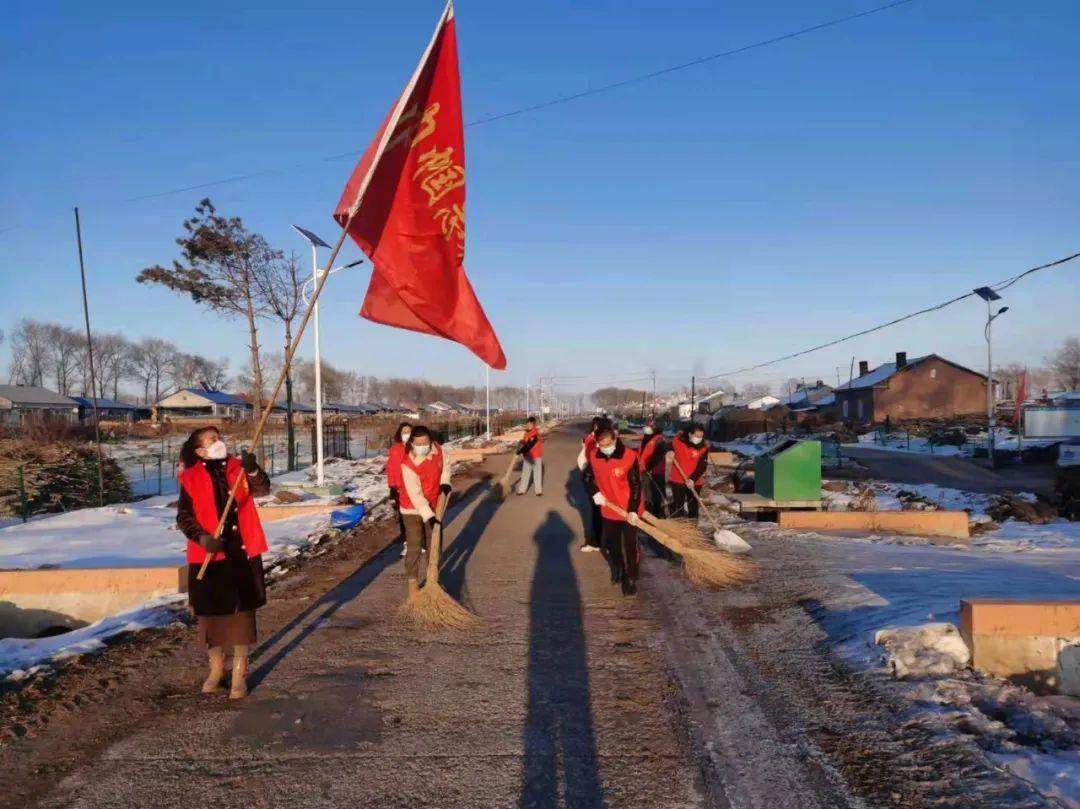 【志愿服务】依安县双阳镇德信村巾帼志愿服务队开展"乡村清洁我先行"