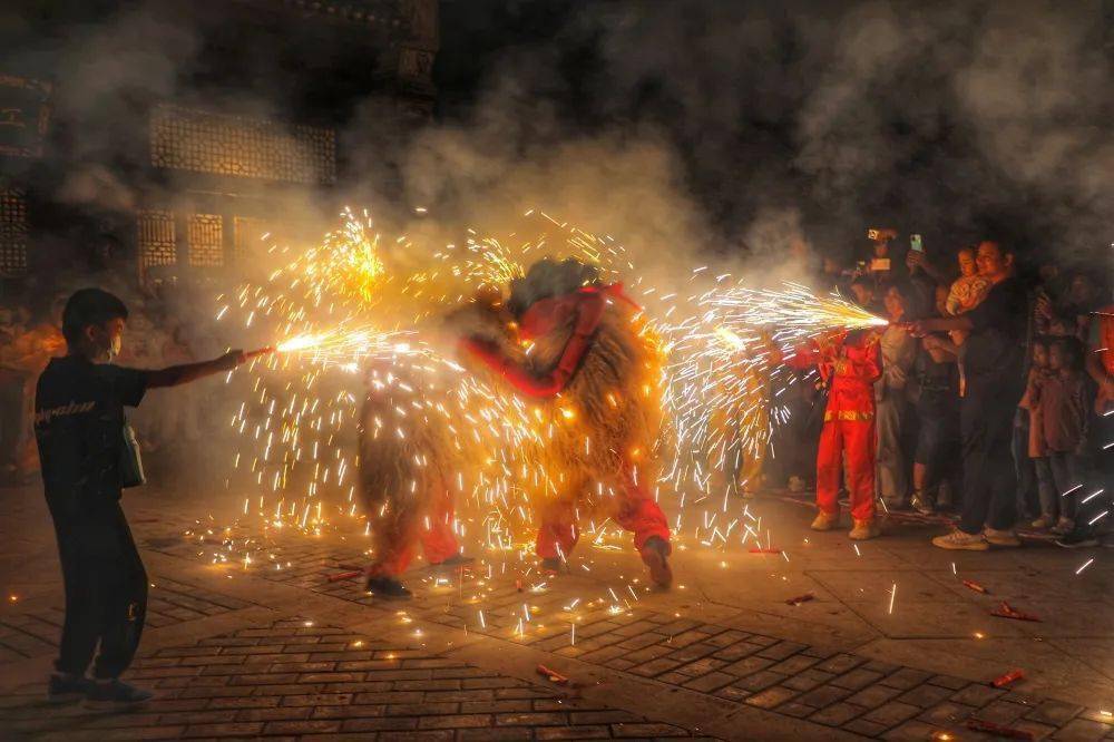 在今晚丨惊蛰火狮节将在秦巴风情园上演
