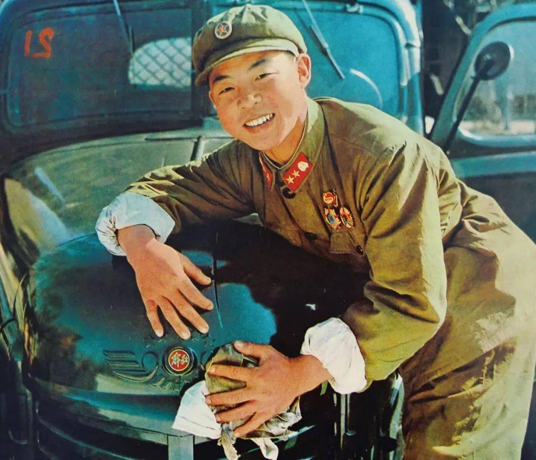 雷锋:人民有困难,就是我的困难,我绝不能袖手旁观.