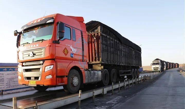 14辆严重超载大货车"组团铤而走险!_巴彦淖尔市_素材_防控